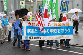 雨の中、沖縄と日本の平和を叫ぶ