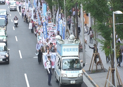 菅首相の退陣を求めるデモ