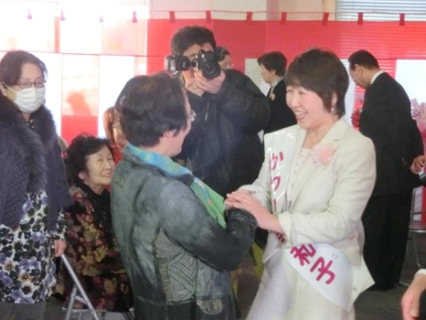 事務所開き終了後、支持者の方と挨拶する かわい美和子氏