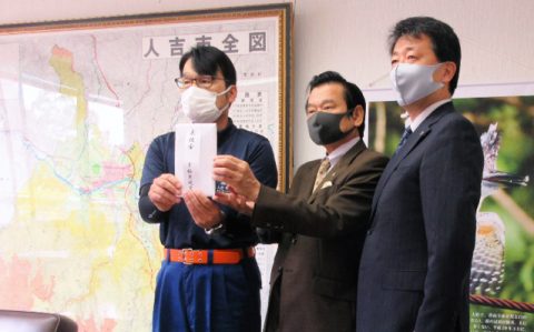 迫田浩二・人吉副市長（左側）に義援金をお渡しする、江夏正敏・幹事長（右側）と坂口頼邦・熊本県本部代表（中央）