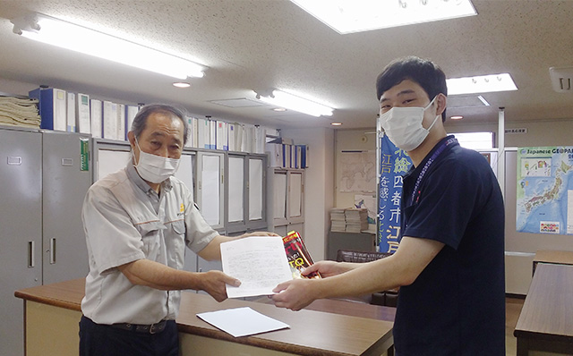 3-銚子市長宛の要望書を渡す高根達紀銚子支部代表（左側）